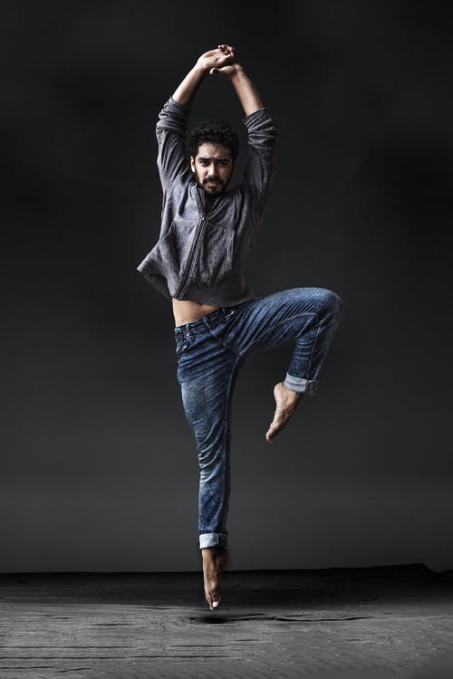 男人做瑜伽运动 · 免费素材图片