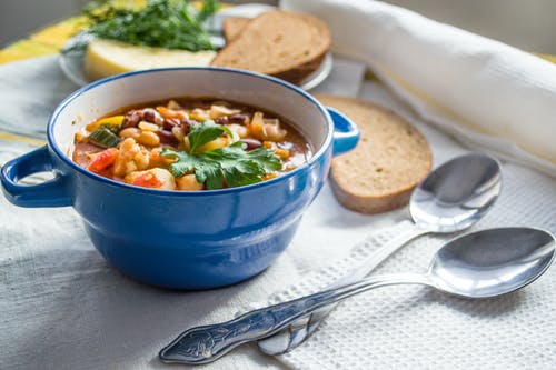 碗汤和两个银汤匙 · 免费素材图片