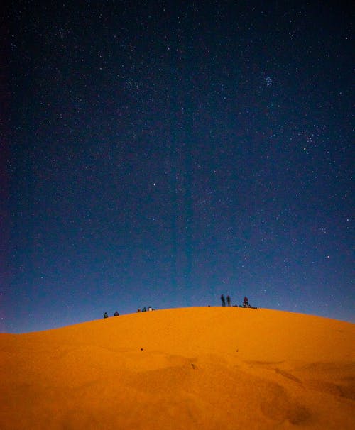 人们在夜间的沙漠 · 免费素材图片