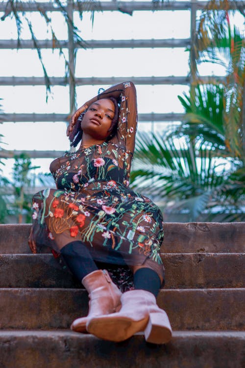 躺在楼梯上的女人 · 免费素材图片