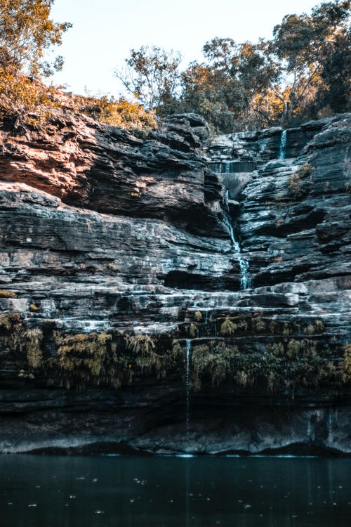 灰色岩层上的瀑布 · 免费素材图片