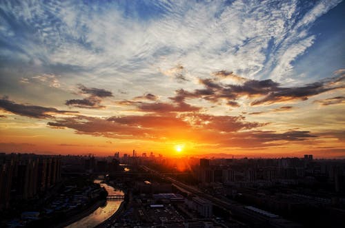 天空下的城市建筑 · 免费素材图片