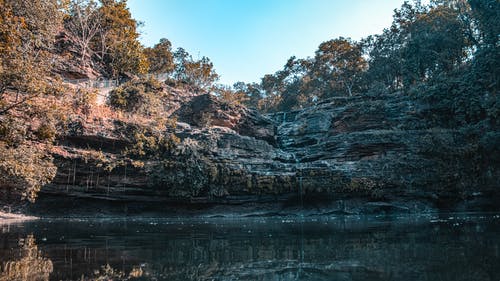 水体附近山的风景摄影 · 免费素材图片