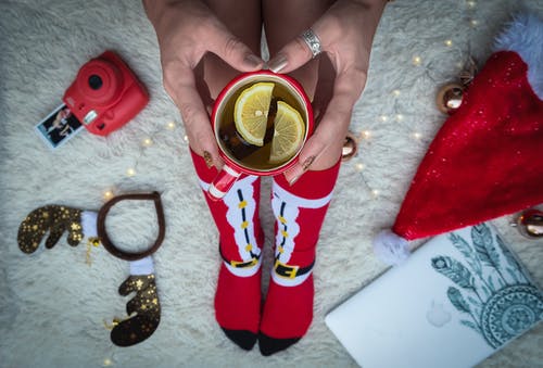 节日的圣诞节服装包围的杯子里的柑橘切成薄片 · 免费素材图片