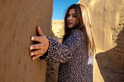 女人抱着墙的照片 · 免费素材图片