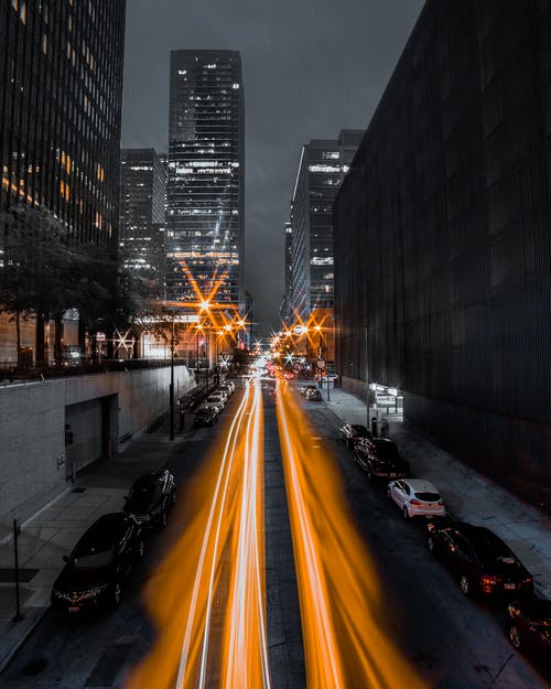 夜间道路上的轻条纹照片 · 免费素材图片