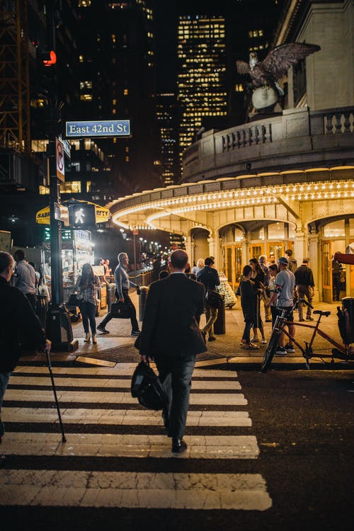 晚上在人行道上行走的人 · 免费素材图片