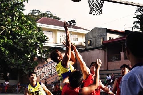 一群人打篮球 · 免费素材图片