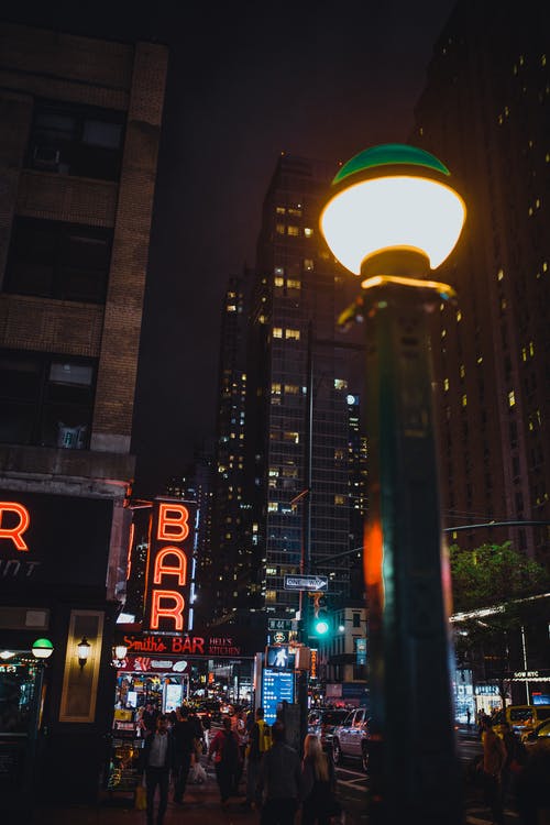 一群人走在建筑物旁边 · 免费素材图片