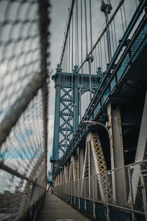 灰色扩展桥的低角度照片 · 免费素材图片