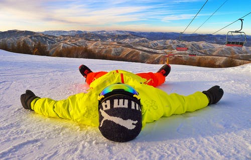 躺在雪地上的人 · 免费素材图片