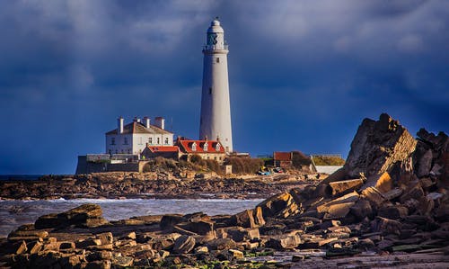 水体附近的白色灯塔 · 免费素材图片