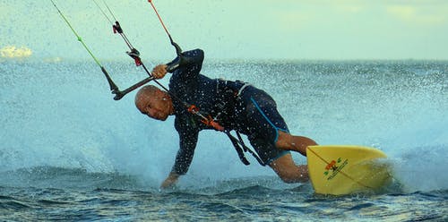 男子风筝冲浪照片 · 免费素材图片