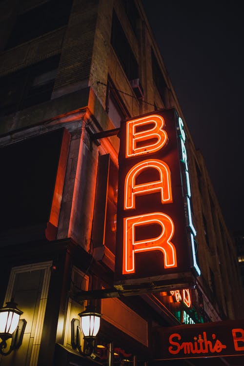 夜间酒吧霓虹灯标牌 · 免费素材图片
