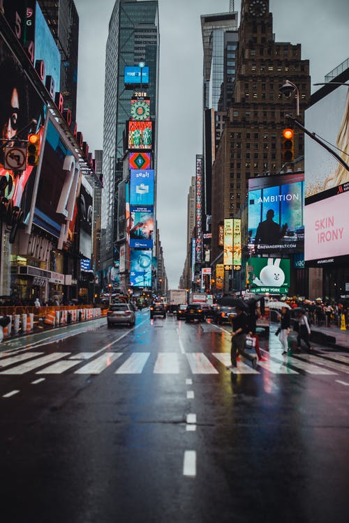 纽约时代广场在行人专用道上的人穿越 · 免费素材图片