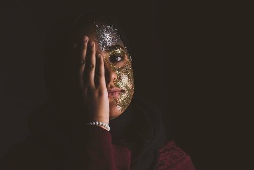 覆盖她的右眼的女人 · 免费素材图片