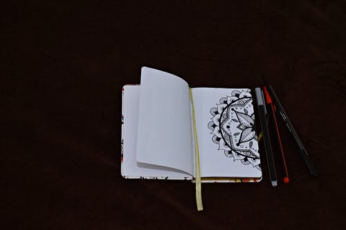 笔旁边的笔记本 · 免费素材图片