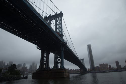 灰色的吊桥在灰色的天空下 · 免费素材图片