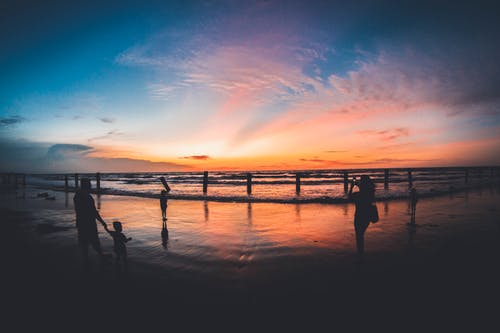 人在海岸线上的剪影 · 免费素材图片