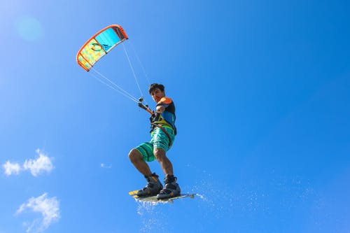 指点男子风筝冲浪的照片 · 免费素材图片