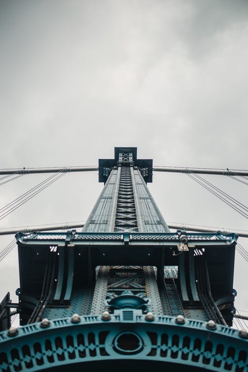 白色的天空下的灰色混凝土塔 · 免费素材图片