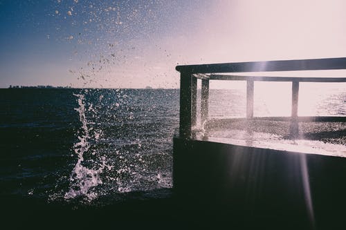 水体附近码头的剪影 · 免费素材图片