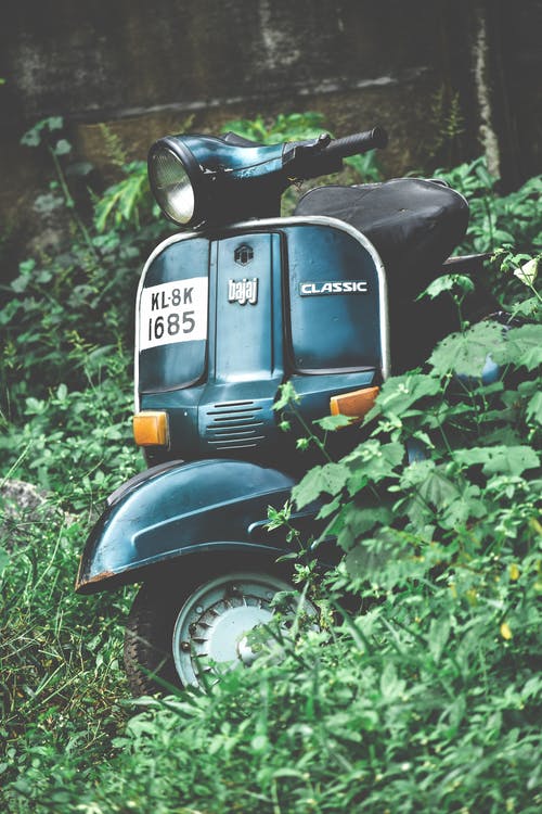 停放的摩托车在树林里的照片 · 免费素材图片