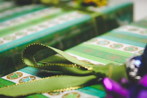 礼品盒上的绿丝带 · 免费素材图片