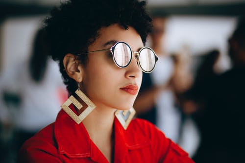 银镜框的眼镜和红顶的女人 · 免费素材图片
