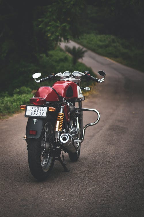 停在路上的摩托车照片 · 免费素材图片