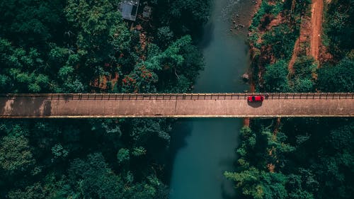 红色汽车在桥上的航拍照片 · 免费素材图片