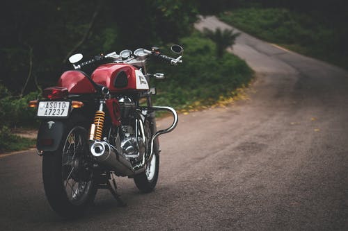 红色标准摩托车停在农场路 · 免费素材图片