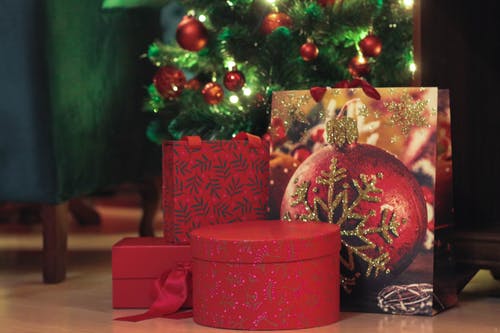 圣诞树下的什锦的礼品盒 · 免费素材图片