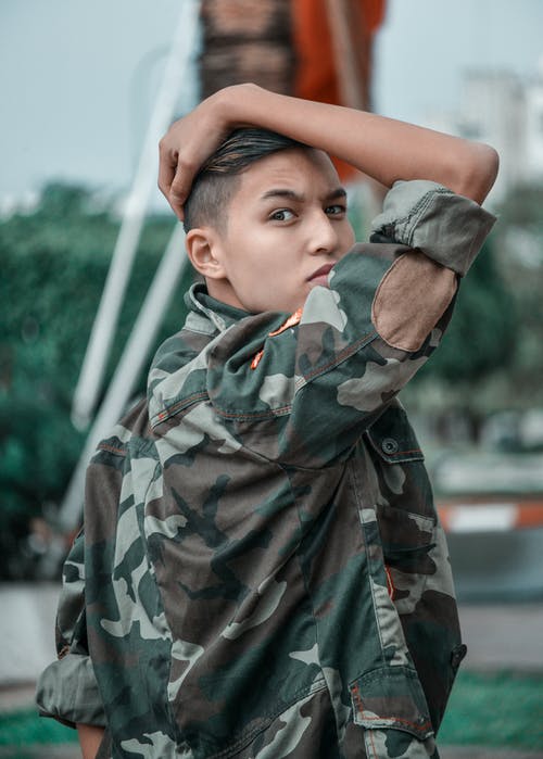 男孩穿迷彩外套的照片 · 免费素材图片