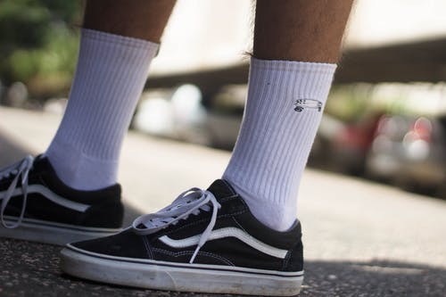 穿双黑色vans运动鞋的人 · 免费素材图片
