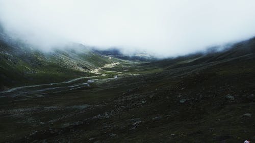 绿山附近的白云 · 免费素材图片