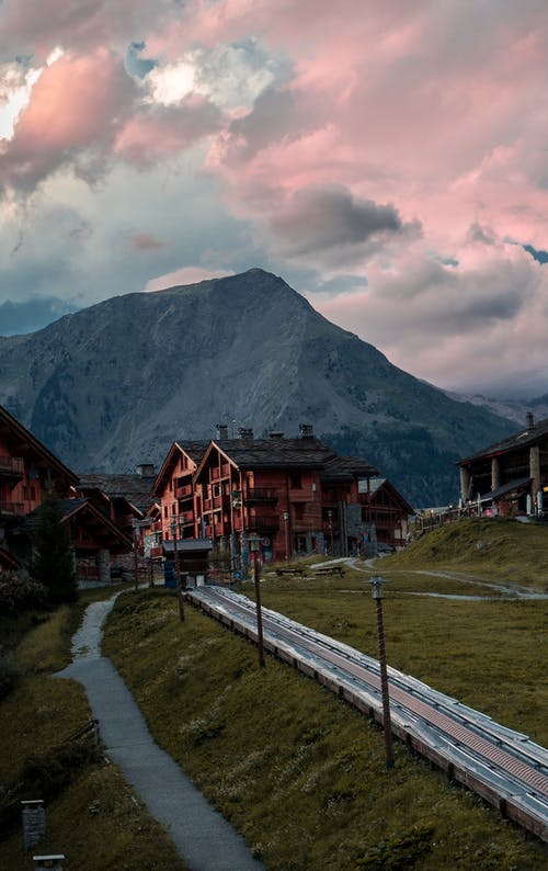 山附近房屋摄影 · 免费素材图片