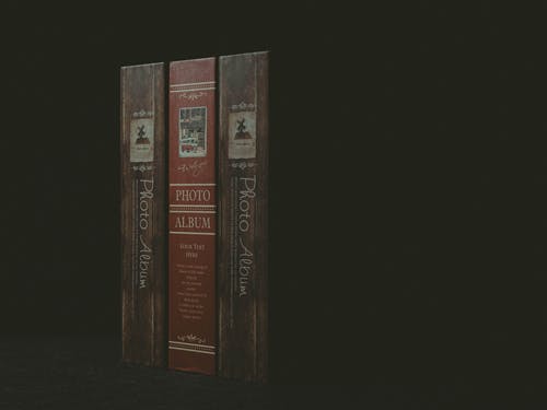 黑色表面上的三本平装书 · 免费素材图片