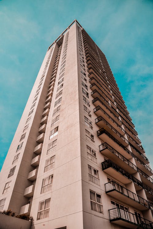 棕色混凝土高层建筑的低角度摄影 · 免费素材图片