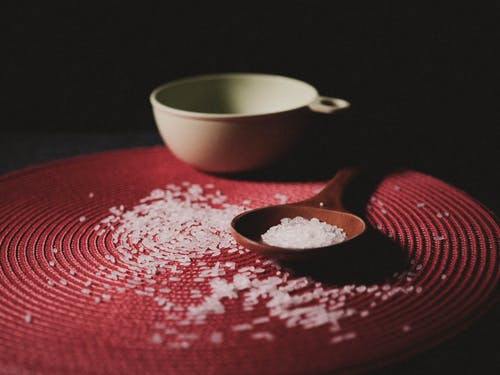 棕色木勺，红色的桌布上的谷物 · 免费素材图片