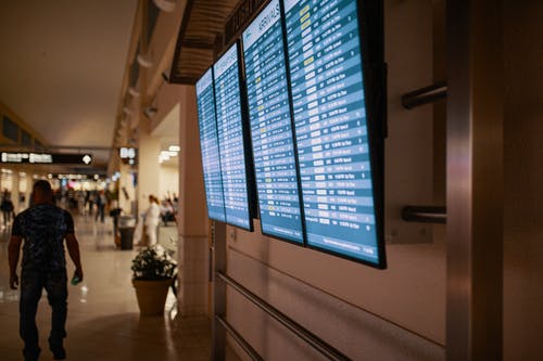 平板电视上的航空公司航班时刻表 · 免费素材图片