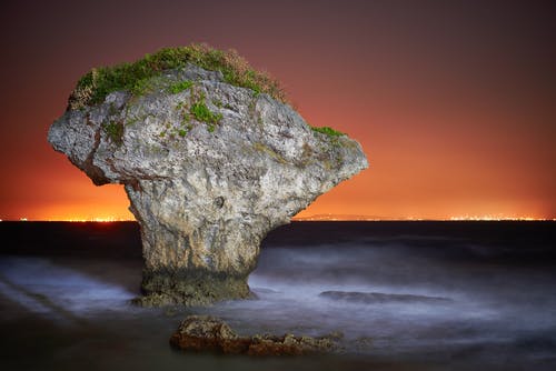 水体包围的岩层 · 免费素材图片