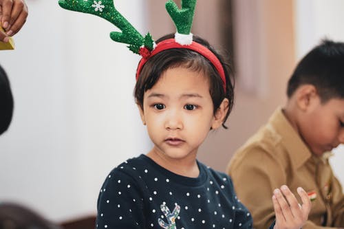 女孩穿着驯鹿头带 · 免费素材图片