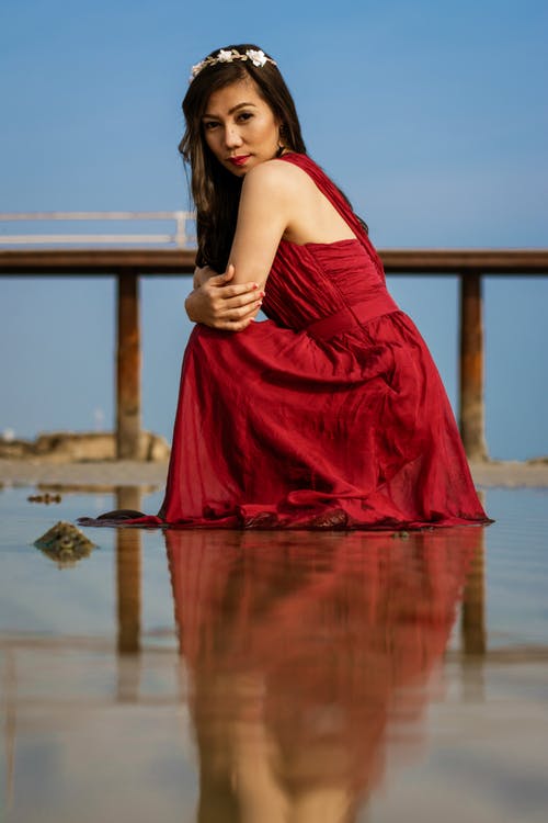 女人跪在栅栏附近 · 免费素材图片