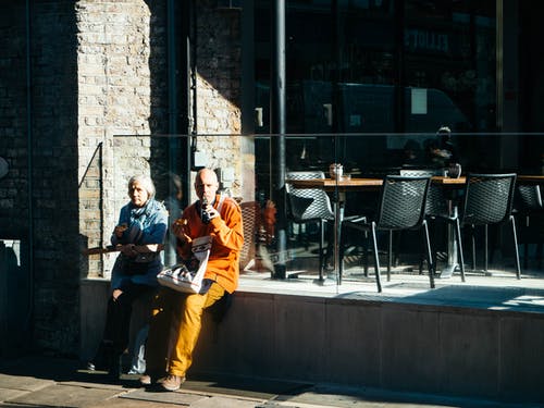 男人和女人坐在彼此身边 · 免费素材图片