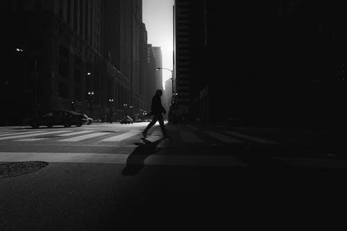 在路上行走的人的灰度照片 · 免费素材图片