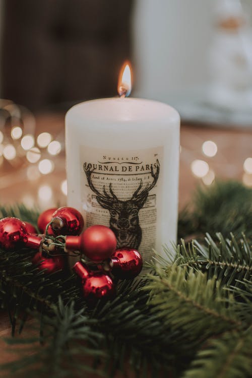 点亮的白色支柱蜡烛选择性聚焦摄影 · 免费素材图片