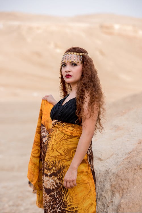 妇女的黑色和黄色无袖连衣裙 · 免费素材图片