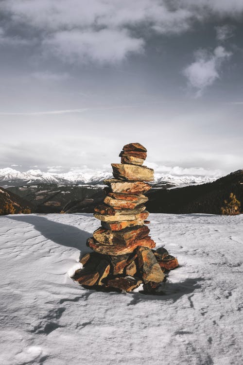 堆石头在雪地上 · 免费素材图片