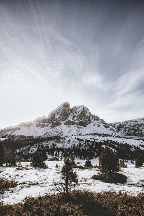 大雪覆盖的山脉 · 免费素材图片